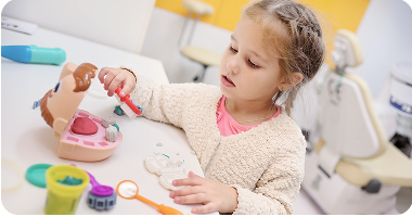 Enfant jouant avec de la pâte à modeler au cabinet