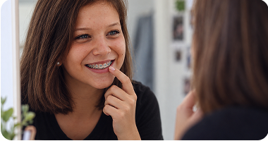 Jeune femme souriante avec un appareil
