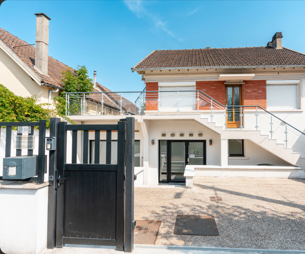 Entrée du cabinet ORTHOCare, 118 avenue Henri Barbusse à Arnouville