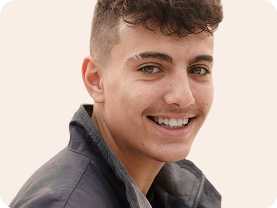 Adolescent souriant