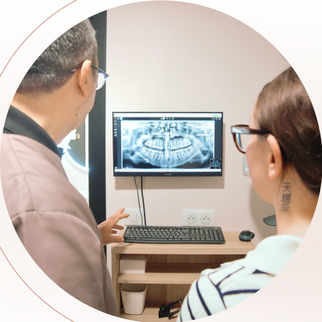 Le Dr Cohen analyse une radiographie panoramique