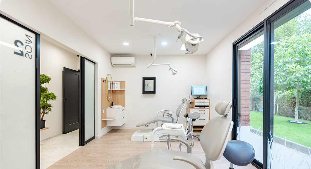 Salle de soins lumineuse ouverte sur le jardin